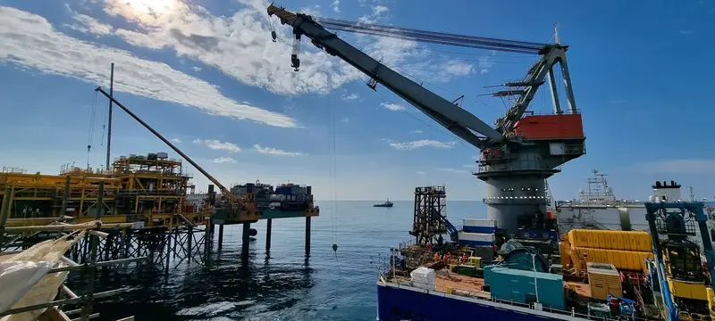 Grue offshore sur plateforme